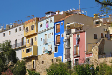 Fototapeta na wymiar Casas de colores sobre en río Amadorio, Villajoyosa, España