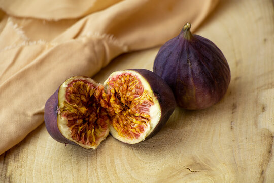 composition of 2 figs on the table