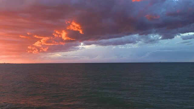 Puglia : trani tramonto con vista del promontorio del Gargano