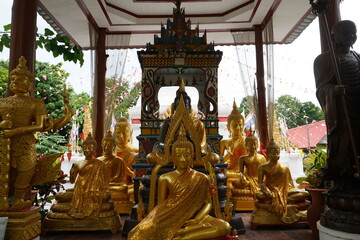 Fototapeta premium buddha statue in temple