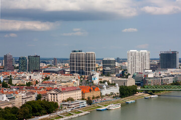 Fototapeta na wymiar Panoramica o skyline de la ciudad de Bratislava, pais de Eslovaquia