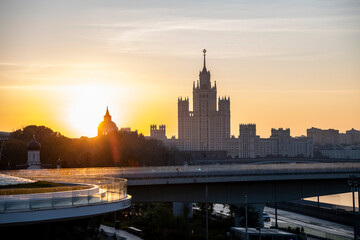 Obraz premium cityscape with ancient buildings and skyscrapers at sunrise