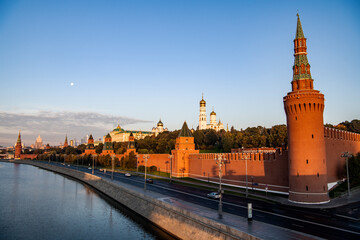 Obraz premium cityscape with ancient buildings and skyscrapers at sunrise