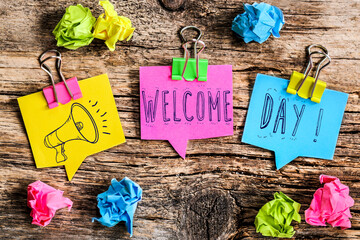 Papier en forme de bulles colorées avec le message en anglais : welcome day