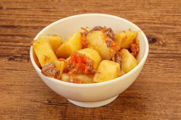 Roasted potato and beef with sauce