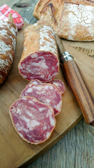 saucisson sec sur une planche à découper