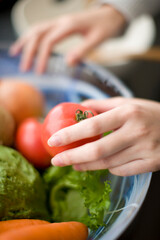 野菜を手に取る女性