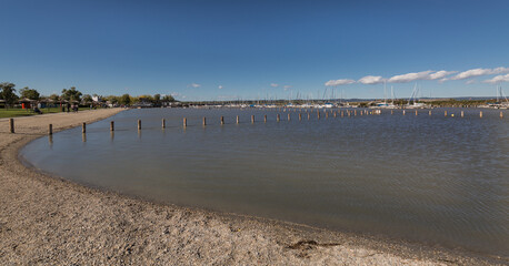 Der Küstenlinie entlang.