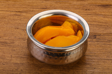 Sweet mango slices in syrop