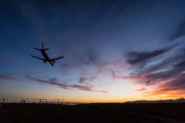 avion aterrizando en el aeropuerto de Palma, mallorca, balearic islands, Spain