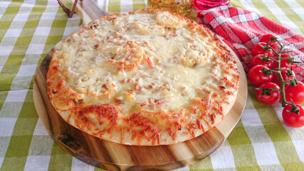 pizza au jambon et fromage sur une table