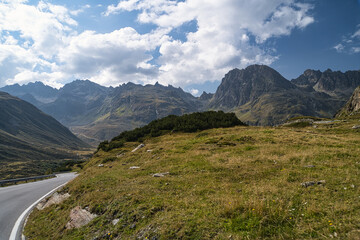 Ruhe finden in den Alpen im Montafon auf der Silvretta Hochalpenstraße bei blauem Himmel und sonnigem Herbsttag