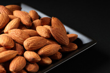 皿に盛ったアーモンド