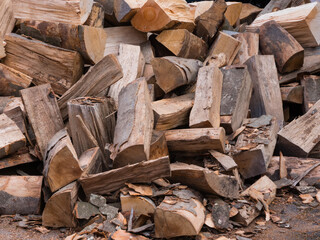 Holzscheite, Brennholz auf einem Stapel