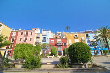 Fototapeta na wymiar Casas de colores en Villajoyosa, España