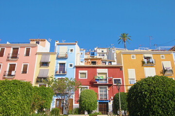 Fototapeta na wymiar Casas de colores en Villajoyosa, España