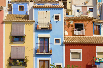 Fototapeta na wymiar CasCasas de colores en Villajoyosa, Españaas de colores en Villajoyosa, España