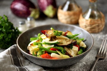 Fried eggplant salad with mozzarella, bell peppers, onions and green beans.