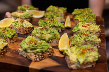 gros plan de toast au guacamole en quantité lors d'un événement