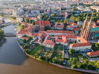 Obraz premium Aerial panoramic view of Wroclaw old town and Cathedral on the shore of Odra