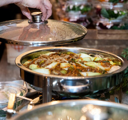Casserole avec un mijoté servit à un buffet