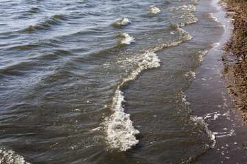 falujące wzburzone wody jeziora 