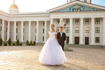 Obraz premium Portrait of a young woman in a white ball gown