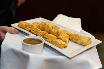 amuse gueule de petit feuilleté à la viande avec sauce en accompagnement