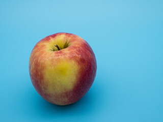 rot-gelber Apfel auf blauem Hintergrund