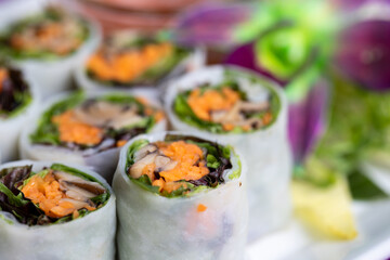 plan rapproché de rouleaux de sushis très colorés