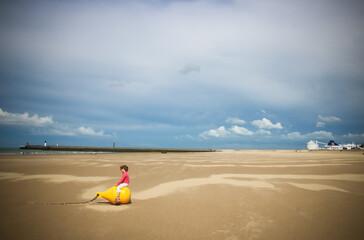 Fototapeta na wymiar grande plage de sable de Calais vide en été devant la Manche 