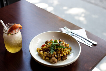 assiette de macaroni à la viande déposée sur le coin d'une table dans un restaurant