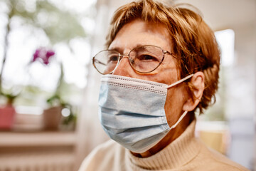 Seniorin mit Maske zum Schutz gegen Covid-19, Corona, Coronavirus