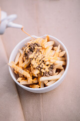 Papas fritas con queso cheddar