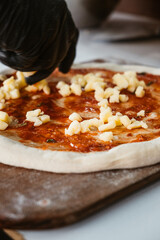 Poniendo queso en pizza napolitana