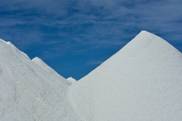 Montañas de sal blancas con el cielo azul de fondo
