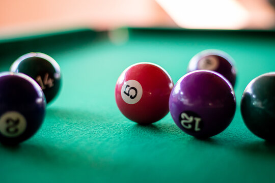 Bolas na mesa de bilhar com foco da bola 5
