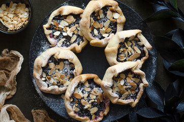 Biscuit with currant blue cheese and nuts