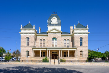 Obraz premium Town Square and Historic Crockett County Courthouse built in 1902. Ozona City in Crockett County in West Texas, United States