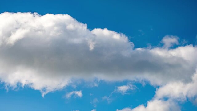 4K loops Blue sky background with a tiny clouds
