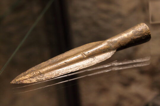 bronze spear tip, end of bronze age, found in Italy
