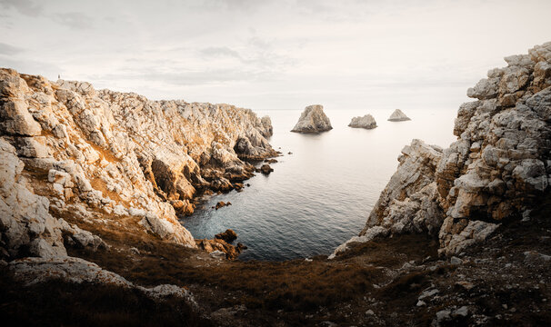 Point Pen Hir das felsige Kap auf der Crozon-Halbinsel im D&eacute;partement Finist&egrave;re in der Bretagne in Frankreich