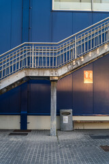 Escalera metalica junto a edificio azul