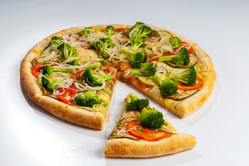 Vegetarian Pizza, with tomato sauce, broccoli, tomatoes, zucchini, eggplant and onion rings. Brazilian Pizza