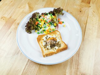 Fried Egg Bread with Vegetable Salad