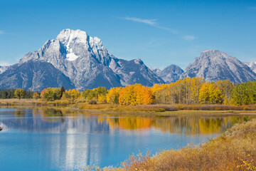 Fototapeta na wymiar Landscape view of Mount Moran in Grand Teton National Park from Oxbow Bend during the fall (Wyoming).