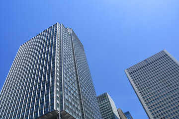 青空と高層ビルのイメージ
