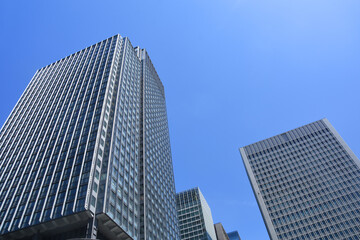 青空と高層ビルのイメージ
