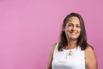 Mujer sobreviviente de cáncer de mama en fondo rosado