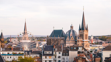 Obraz premium Aachen Riesenrad zwischen Dom und Rathaus bei Novemberspecial